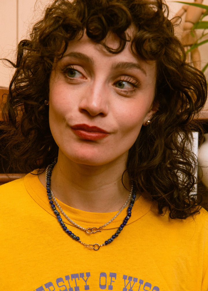 Flora - Collier 17 po en lapis lazuli avec attache avant crochet