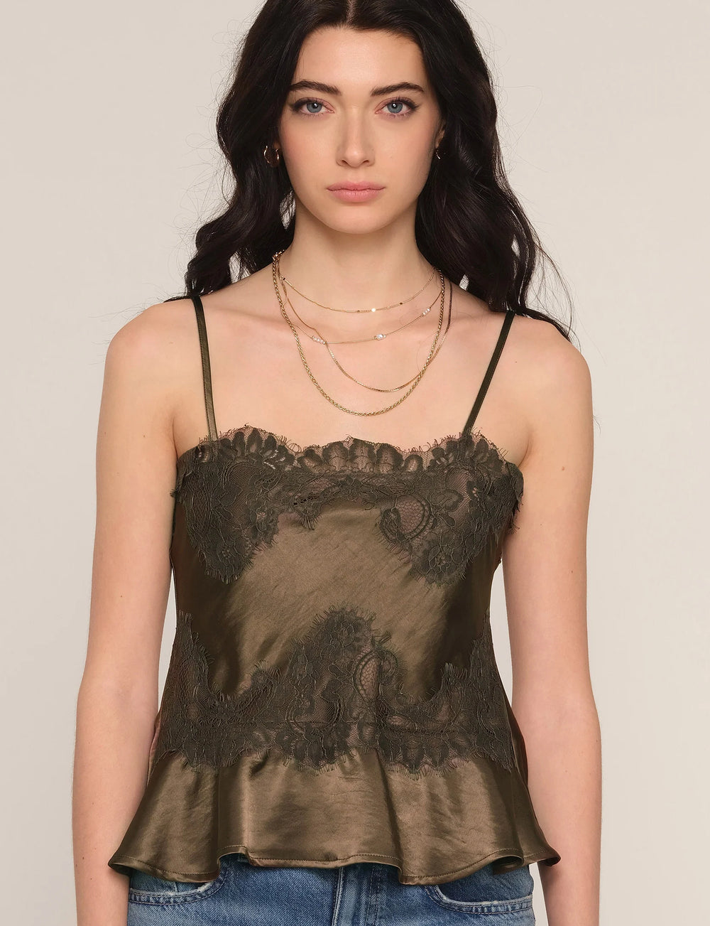 Le débardeur Mirai de Heartloom est confectionné en satin doux et lavé. Il est orné d'une dentelle délicate et large sur le haut et autour de la taille.
Disponible chez Billie Boutique - 1012 Av. Laurier O. Montreal