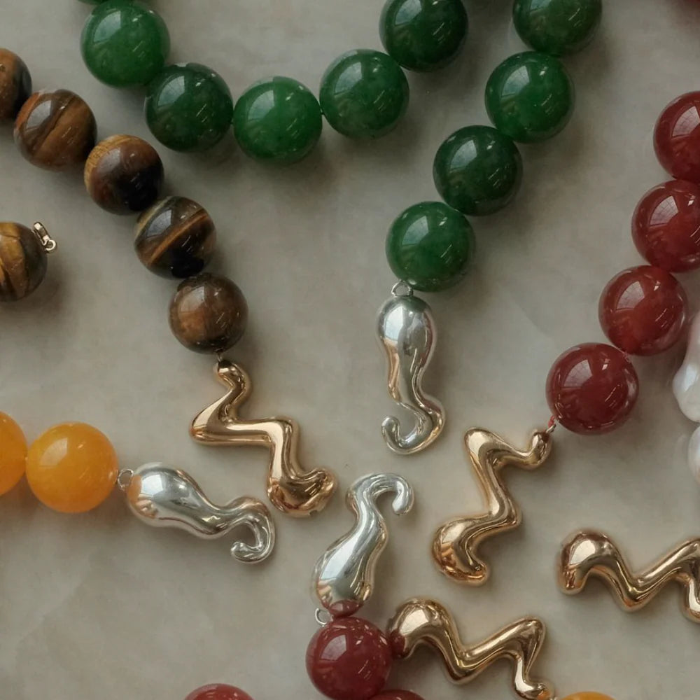 Deux Lions - Collier en Jade Olive et Fermoir Cygne en Argent