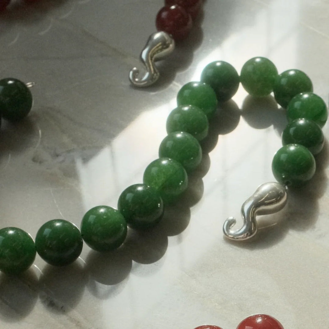 Deux Lions - Collier en Jade Olive et Fermoir Cygne en Argent