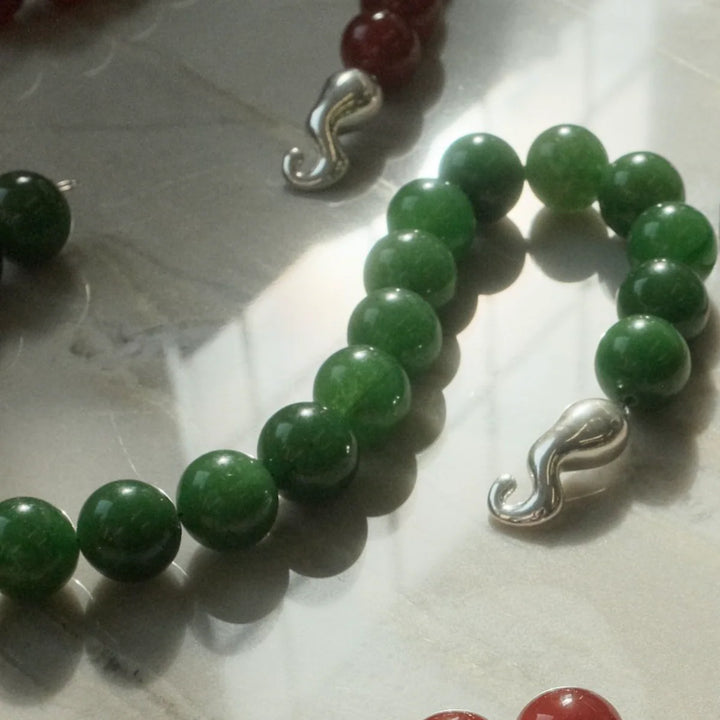 Deux Lions - Collier en Jade Olive et Fermoir Cygne en Argent