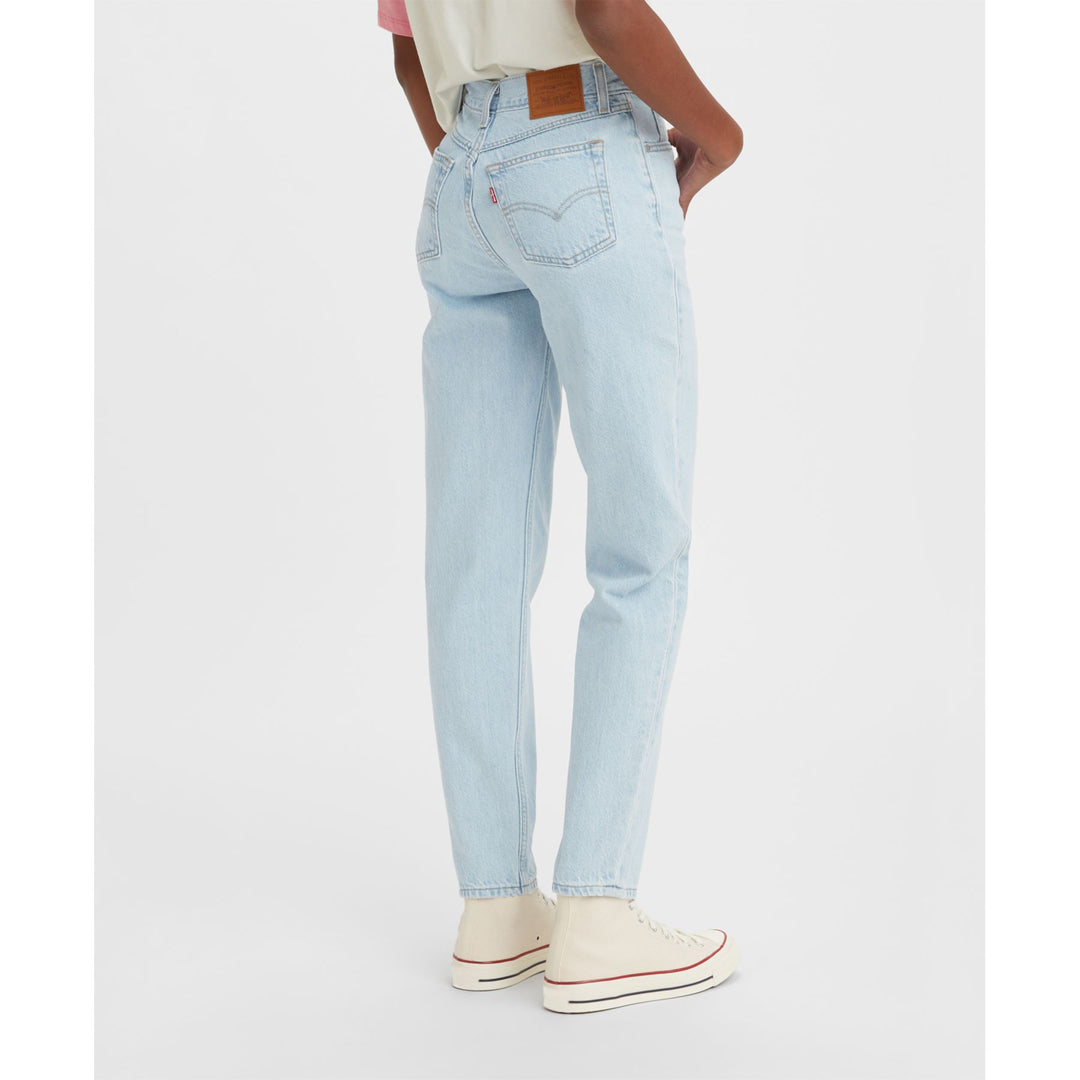 Jean avec une coupe d'esprit vintage avec une taille haute avantageuse et une jambe fuselée façon tailleur. 