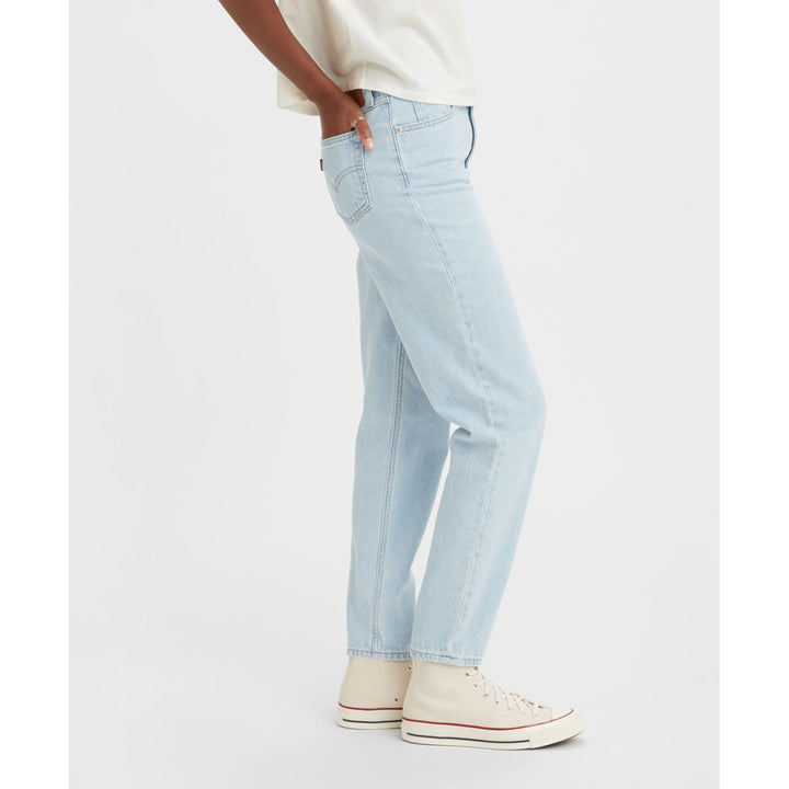 Jean avec une coupe d'esprit vintage avec une taille haute avantageuse et une jambe fuselée façon tailleur. 